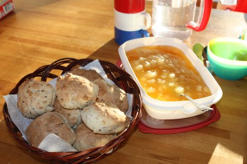 Nybagt hjemmebag med abrikos grød (eftermiddags-snack)